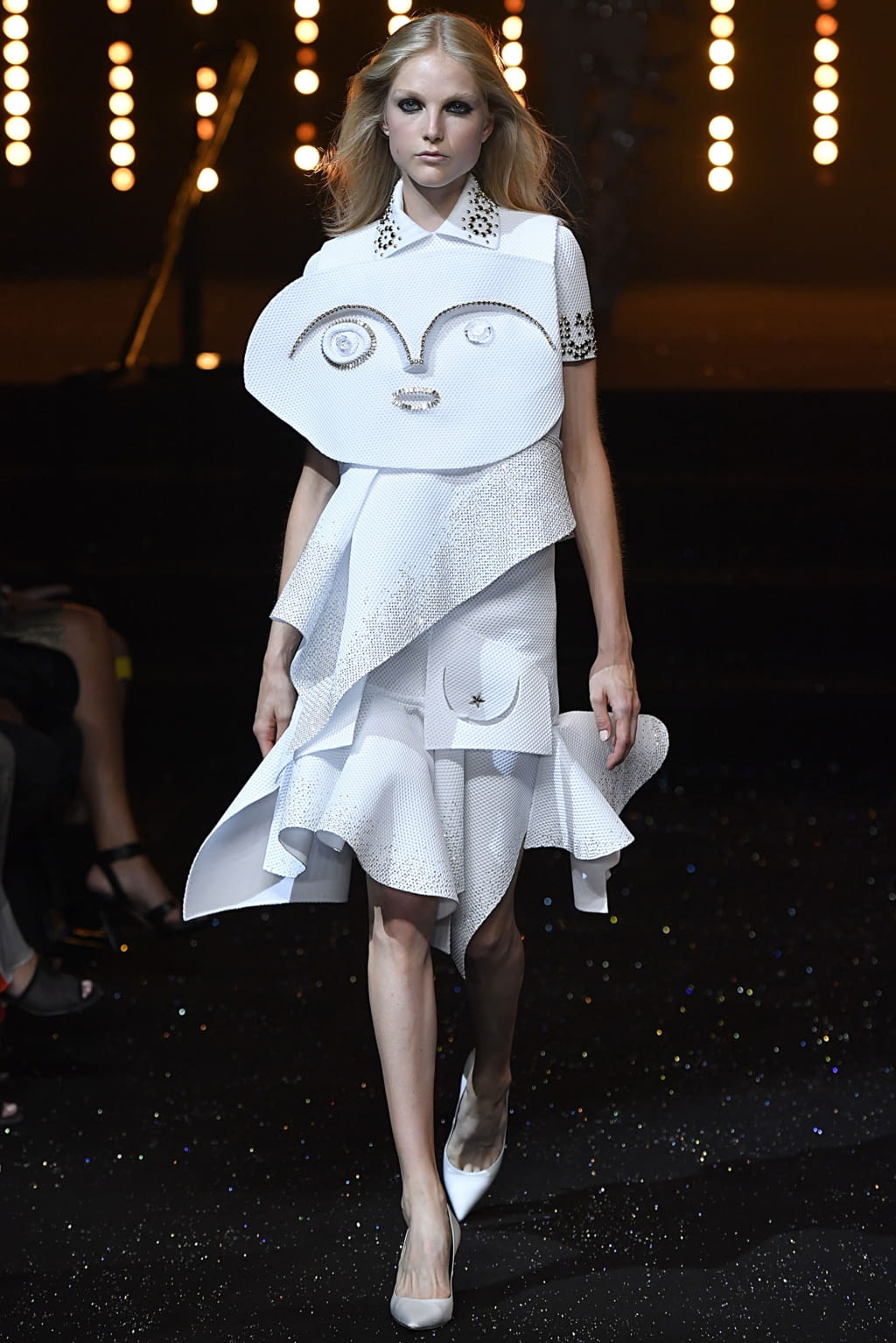 Fashion Week Paris Fall/Winter 2018 look 17 from the Viktor & Rolf collection couture