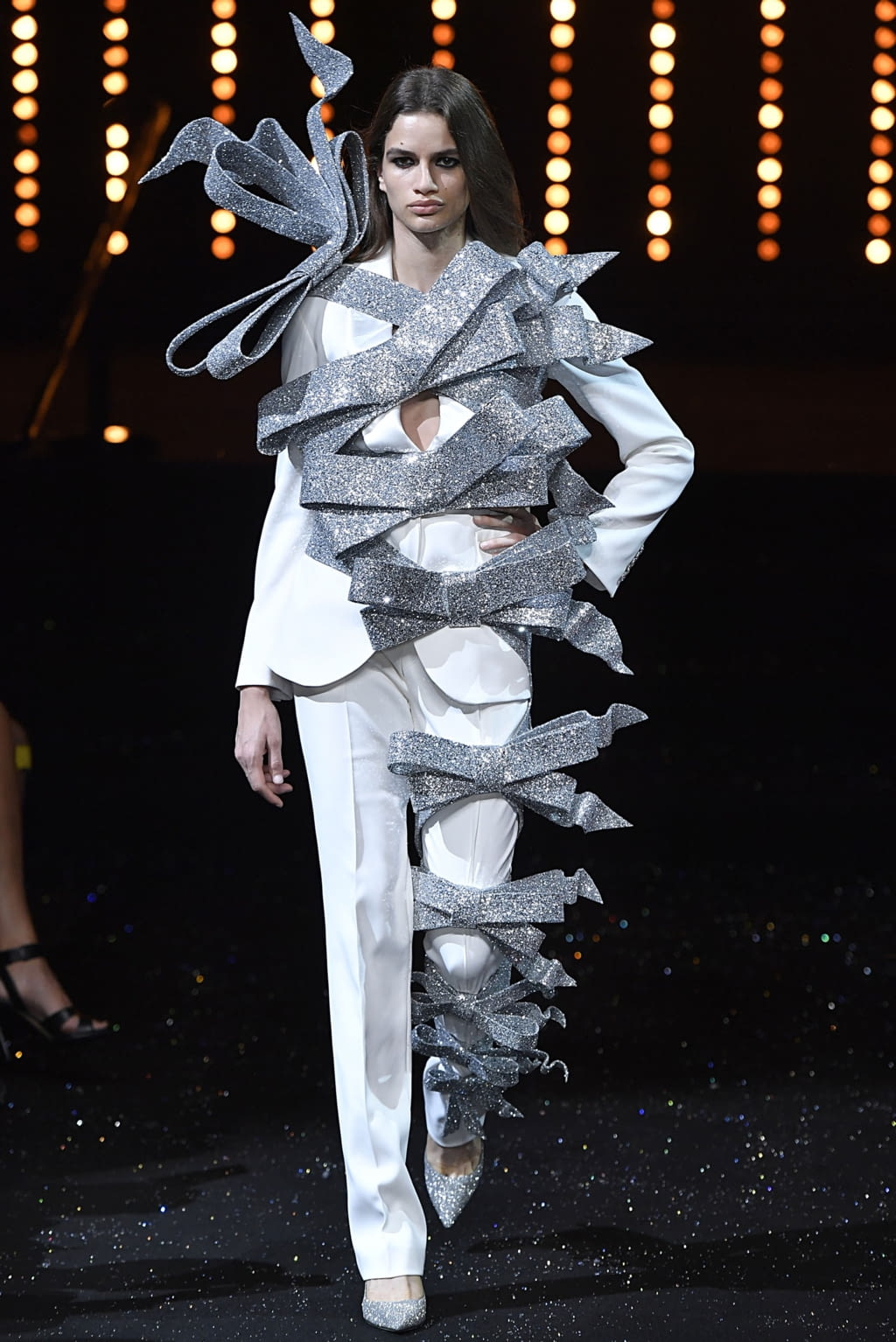 Fashion Week Paris Fall/Winter 2018 look 18 from the Viktor & Rolf collection couture