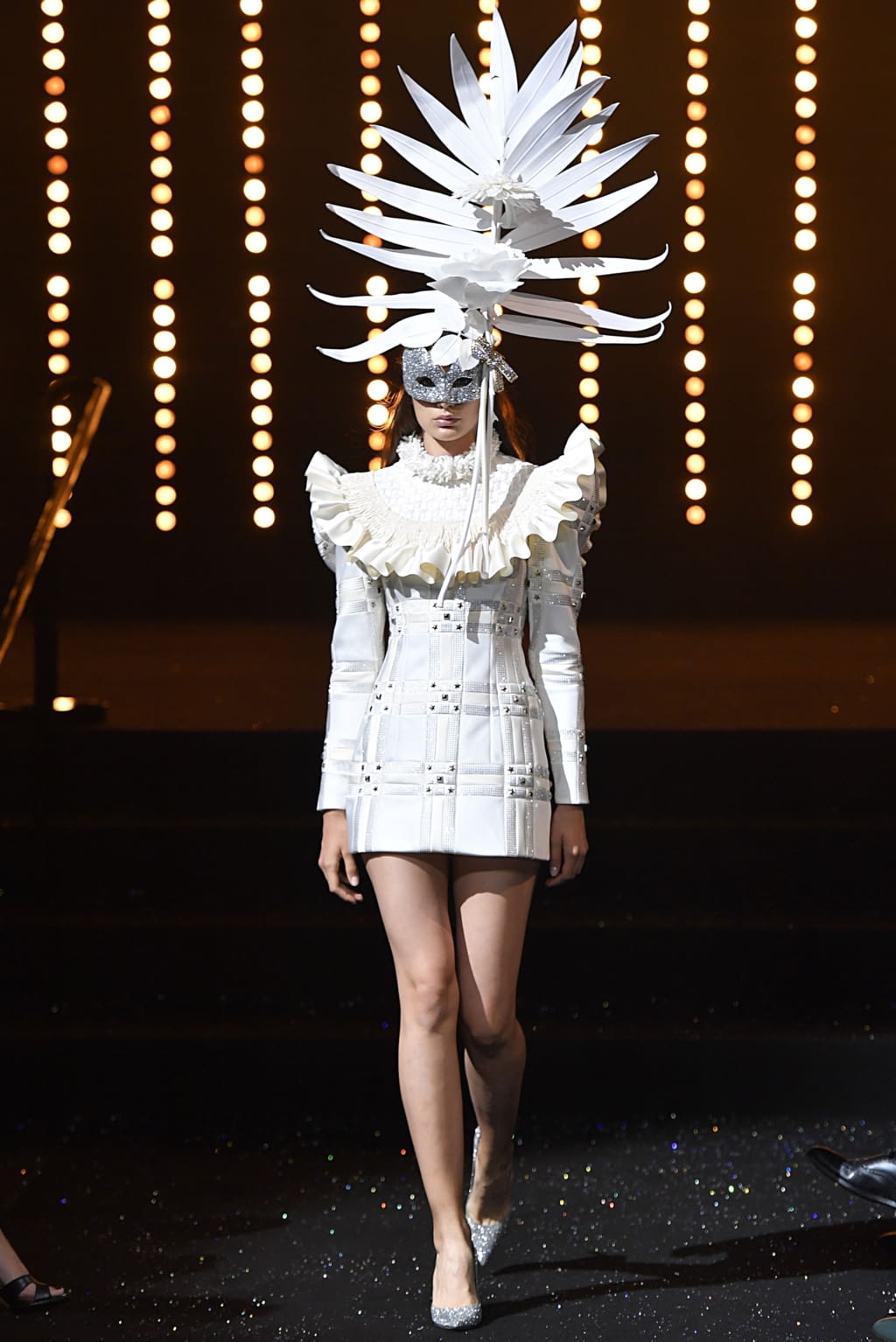 Fashion Week Paris Fall/Winter 2018 look 22 from the Viktor & Rolf collection couture