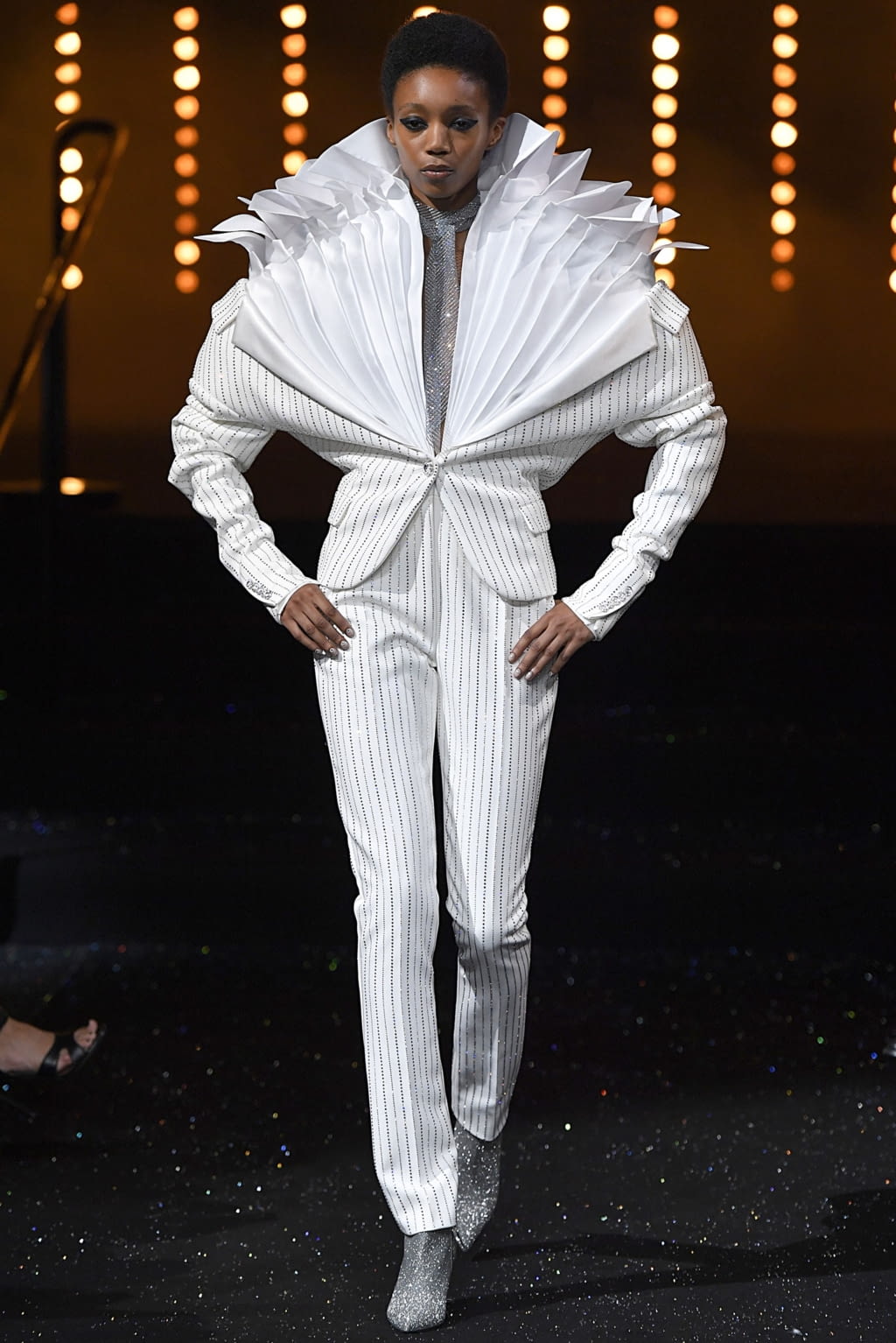 Fashion Week Paris Fall/Winter 2018 look 25 from the Viktor & Rolf collection couture