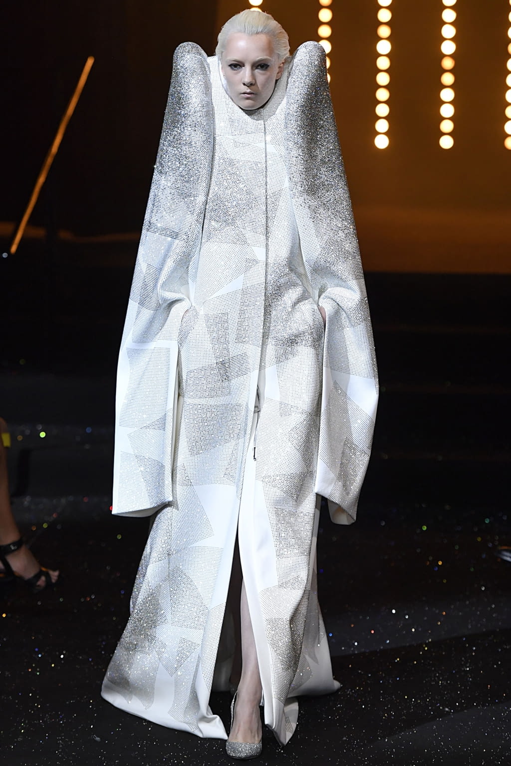Fashion Week Paris Fall/Winter 2018 look 24 from the Viktor & Rolf collection couture