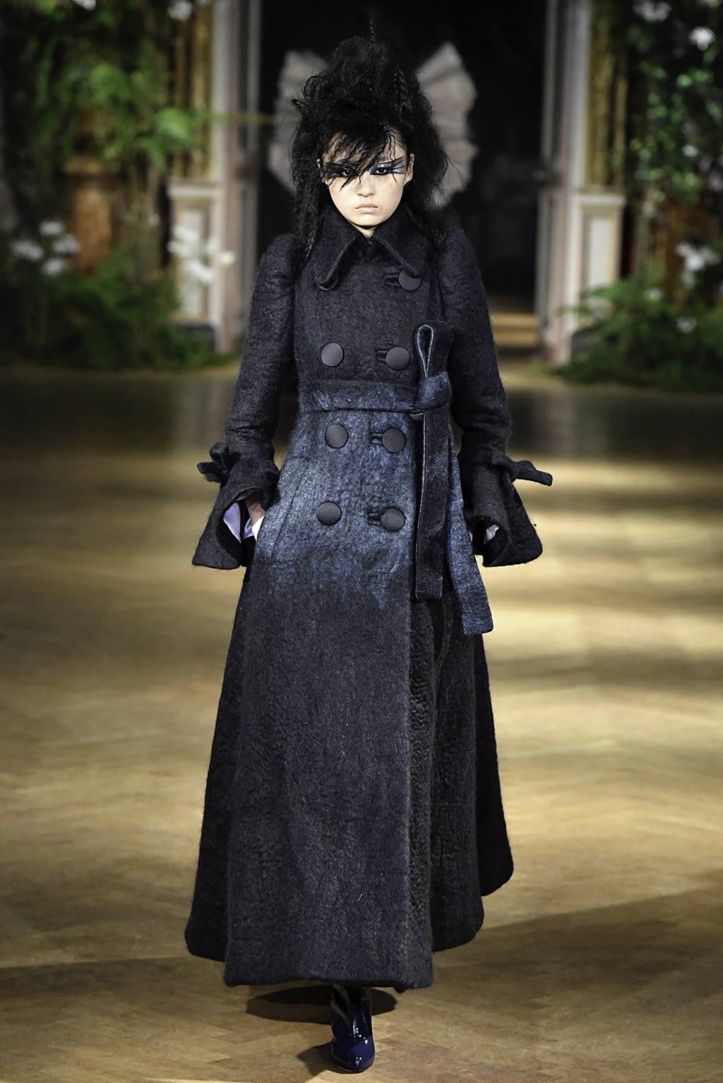 Fashion Week Paris Fall/Winter 2019 look 1 from the Viktor & Rolf collection couture