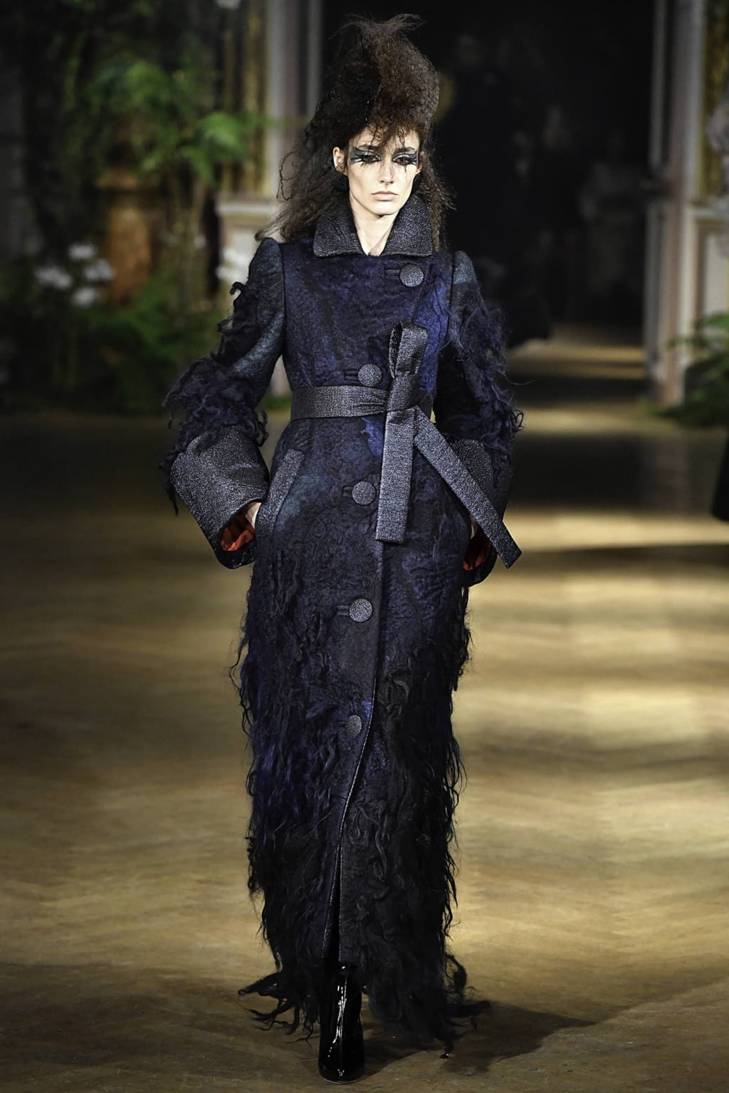 Fashion Week Paris Fall/Winter 2019 look 3 from the Viktor & Rolf collection couture