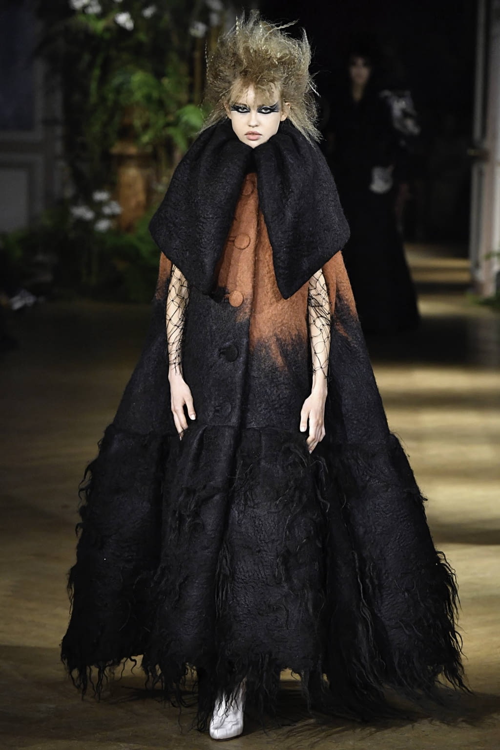 Fashion Week Paris Fall/Winter 2019 look 7 from the Viktor & Rolf collection couture