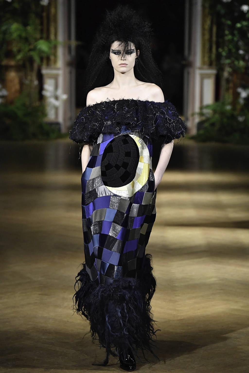 Fashion Week Paris Fall/Winter 2019 look 10 from the Viktor & Rolf collection couture