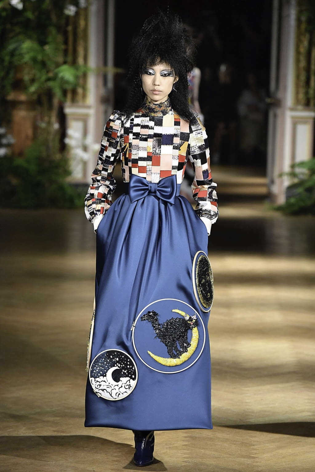 Fashion Week Paris Fall/Winter 2019 look 14 from the Viktor & Rolf collection 高级定制