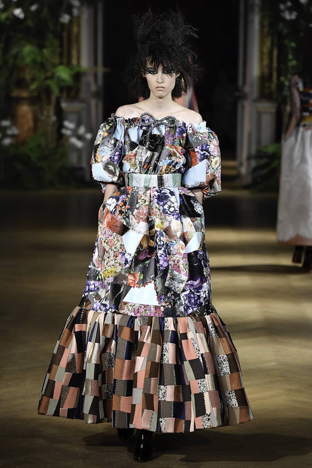 Fashion Week Paris Fall/Winter 2019 look 16 from the Viktor & Rolf collection couture