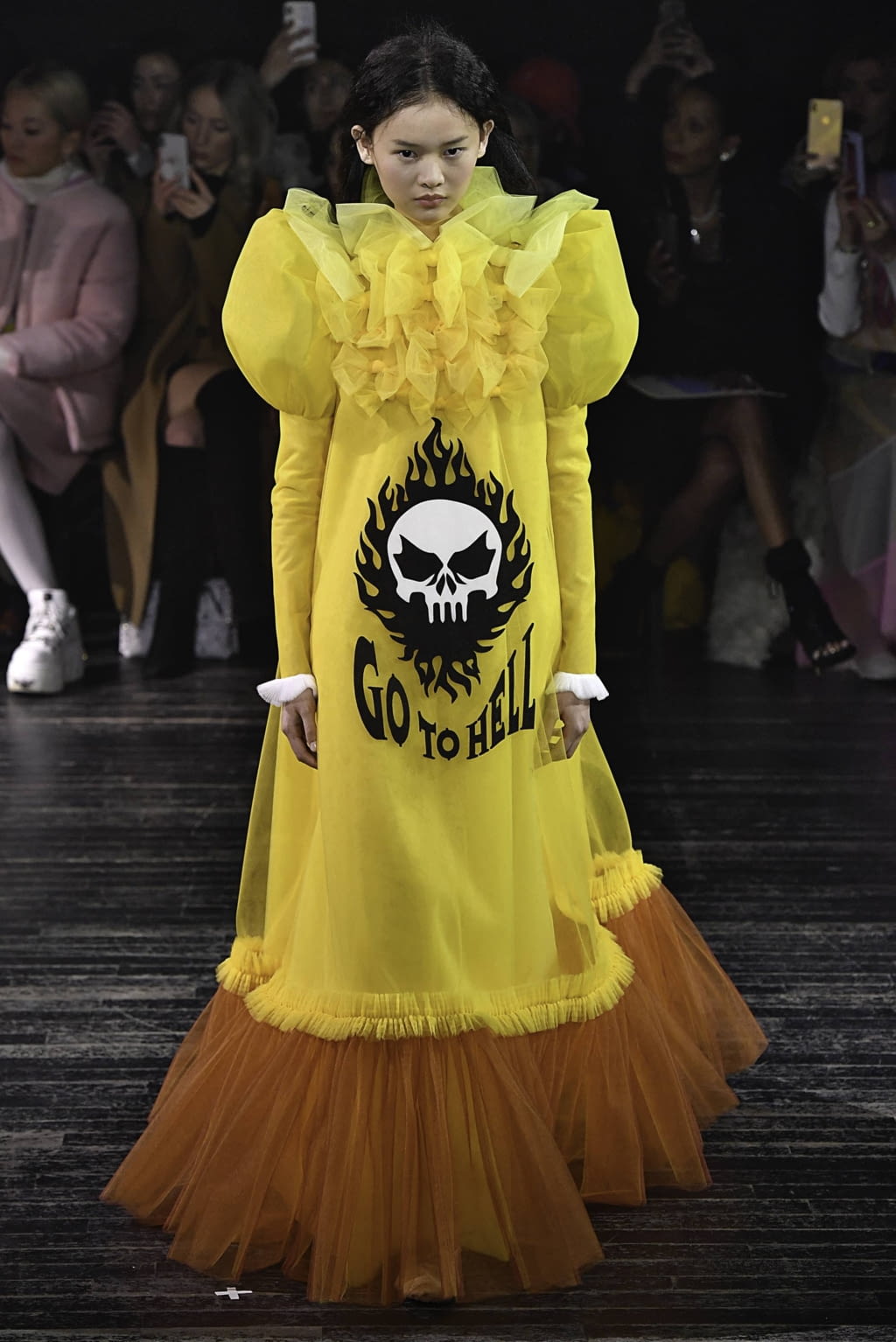 Fashion Week Paris Spring/Summer 2019 look 1 de la collection Viktor & Rolf couture