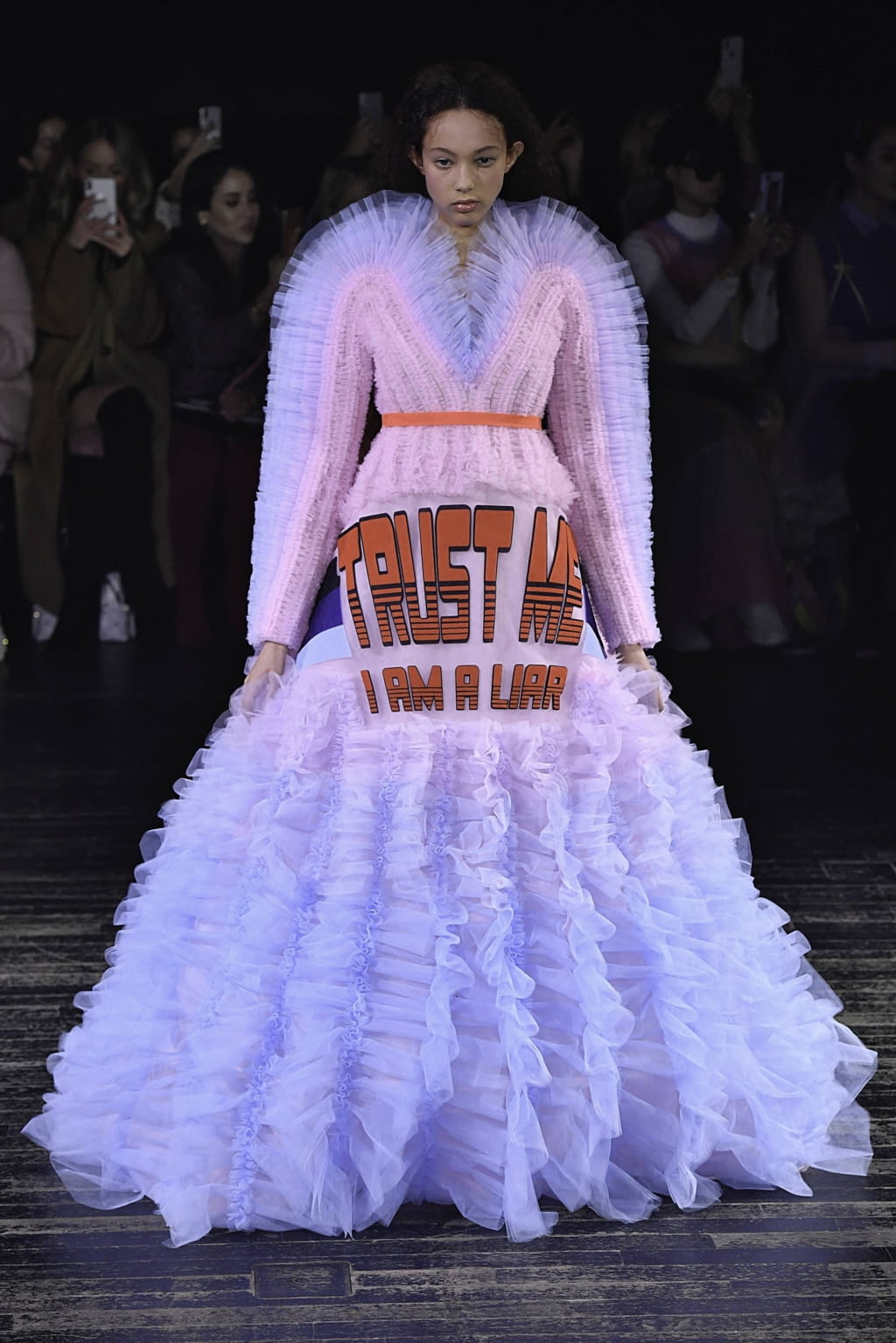 Fashion Week Paris Spring/Summer 2019 look 7 from the Viktor & Rolf collection 高级定制