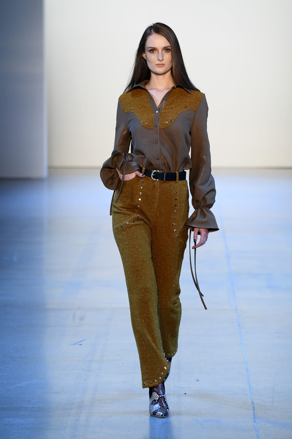 Fashion Week New York Fall/Winter 2020 look 1 from the Vivienne Hu collection 女装