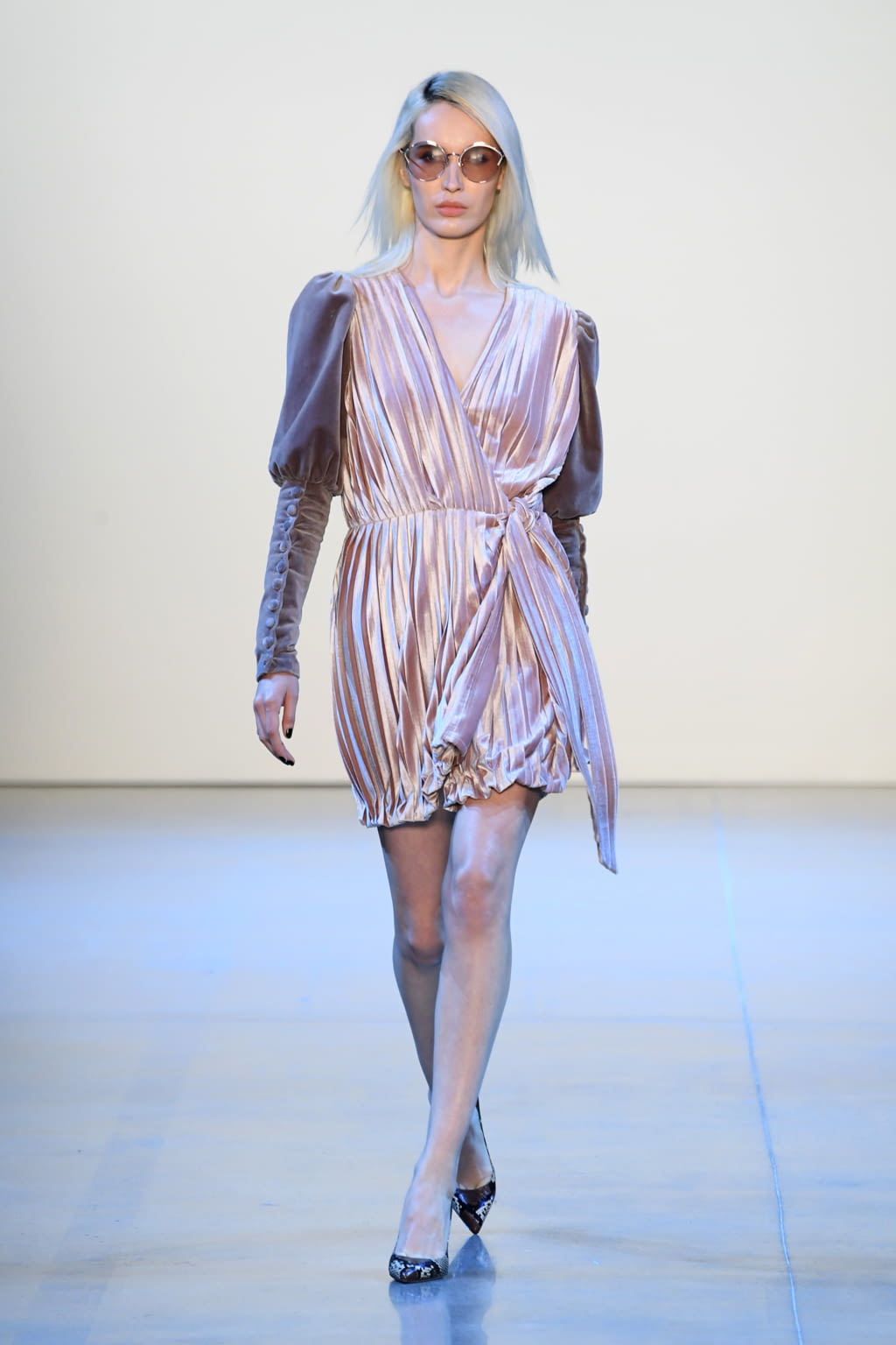 Fashion Week New York Fall/Winter 2020 look 7 from the Vivienne Hu collection 女装