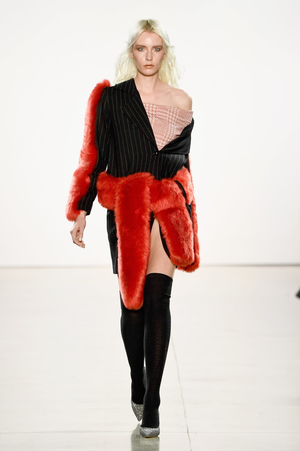 Fashion Week New York Fall/Winter 2018 look 14 from the Vivienne Hu collection 女装