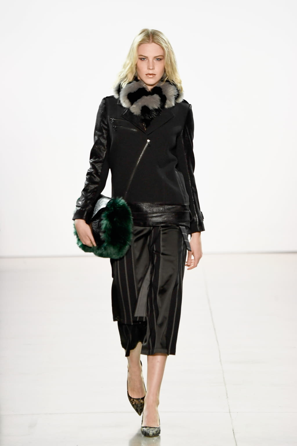 Fashion Week New York Fall/Winter 2018 look 2 from the Vivienne Hu collection womenswear