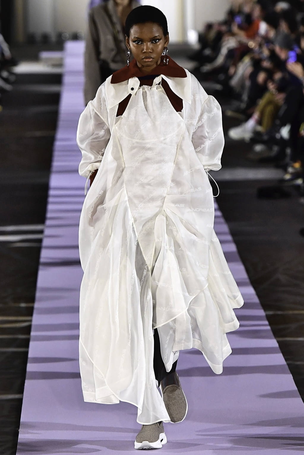 Fashion Week Paris Fall/Winter 2019 look 6 from the Andreas Kronthaler for Vivienne Westwood collection 女装