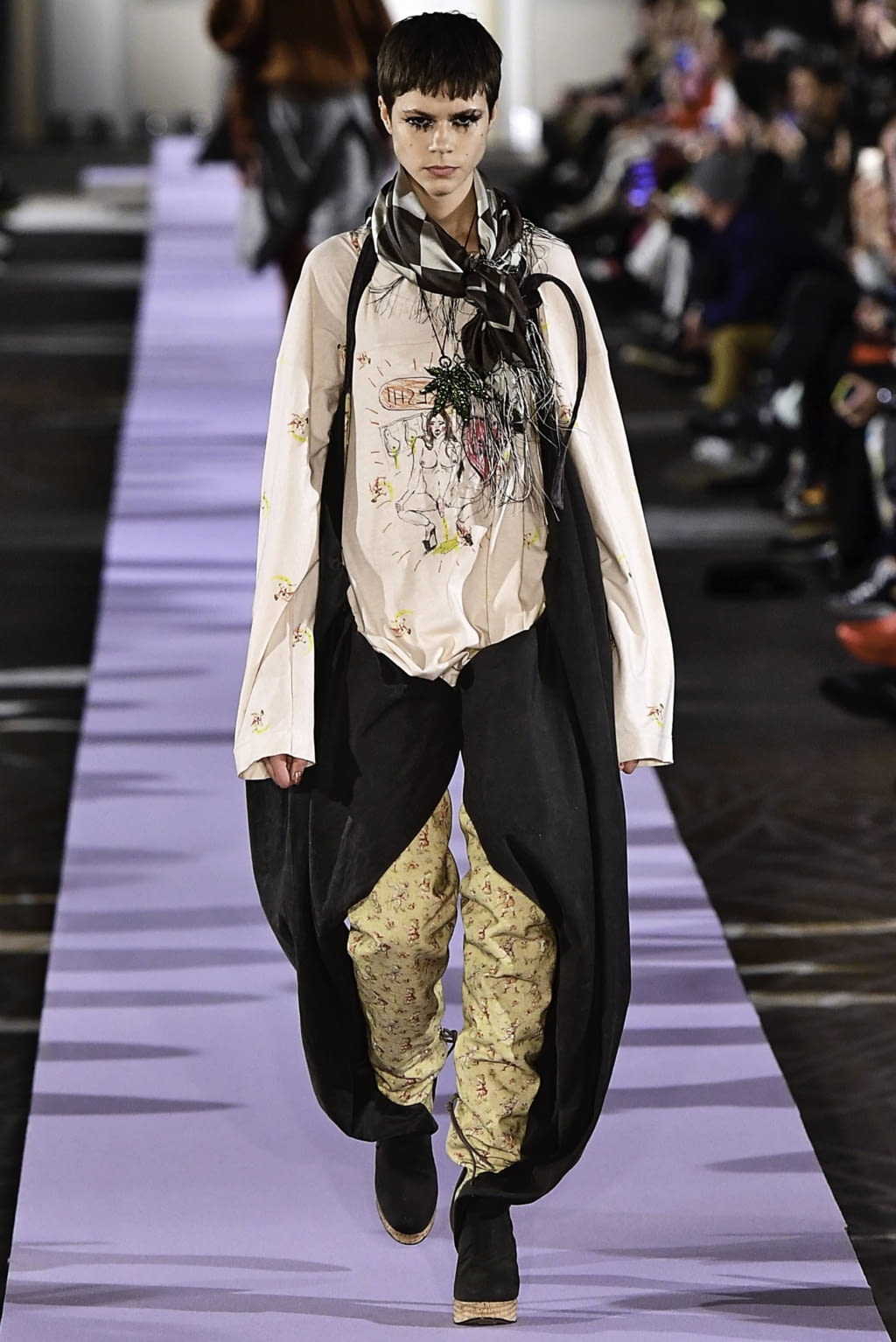 Fashion Week Paris Fall/Winter 2019 look 11 from the Andreas Kronthaler for Vivienne Westwood collection 女装