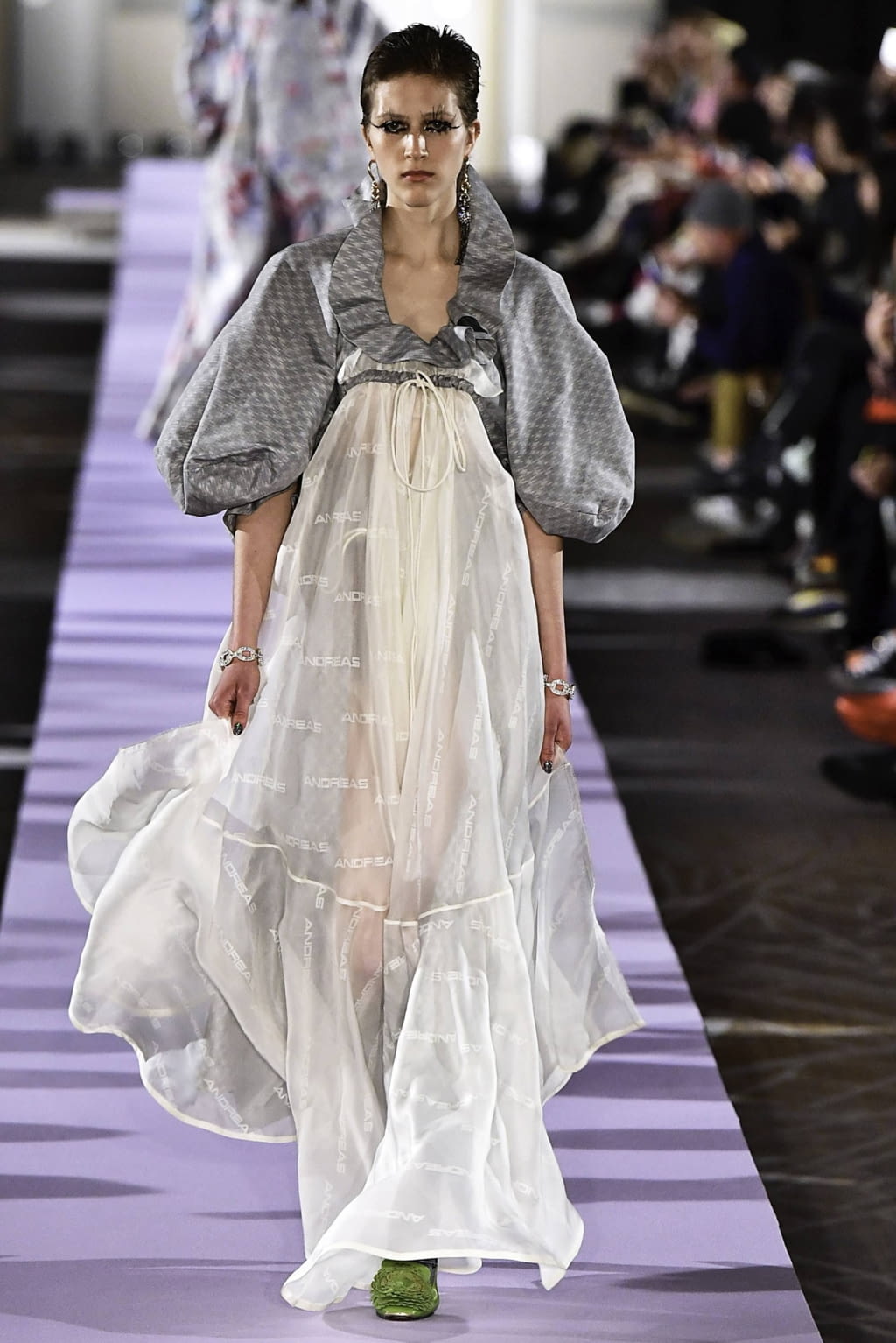 Fashion Week Paris Fall/Winter 2019 look 32 from the Andreas Kronthaler for Vivienne Westwood collection 女装
