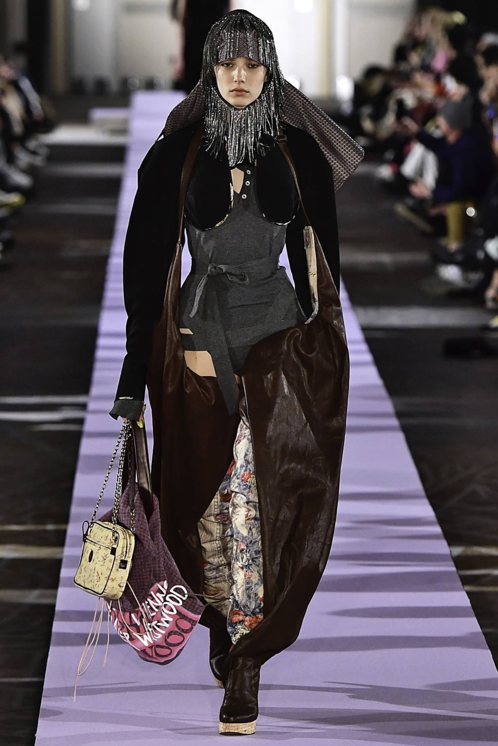 Fashion Week Paris Fall/Winter 2019 look 37 from the Andreas Kronthaler for Vivienne Westwood collection 女装