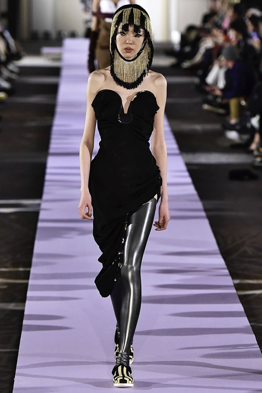 Fashion Week Paris Fall/Winter 2019 look 38 from the Andreas Kronthaler for Vivienne Westwood collection 女装