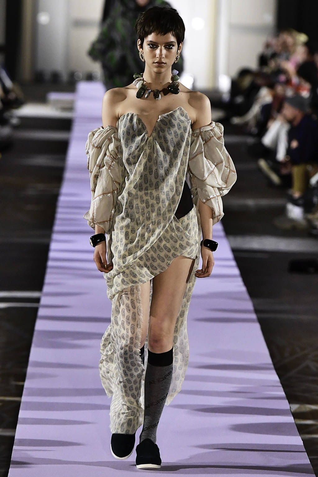Fashion Week Paris Fall/Winter 2019 look 44 from the Andreas Kronthaler for Vivienne Westwood collection 女装