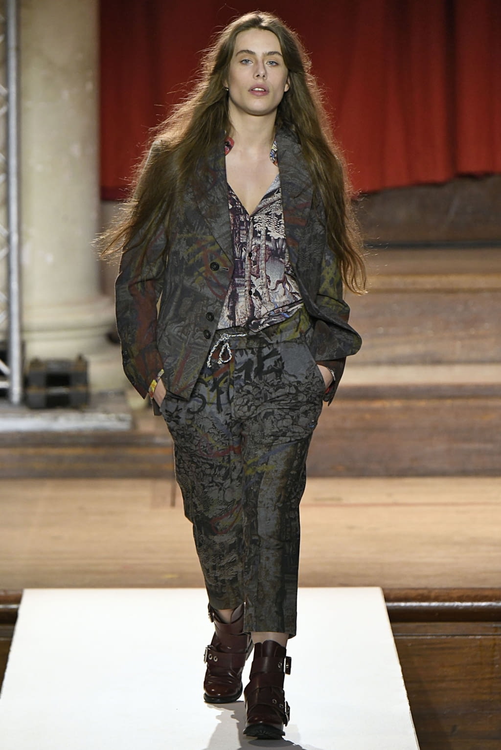 Fashion Week London Fall/Winter 2019 look 15 from the Vivienne Westwood collection 女装