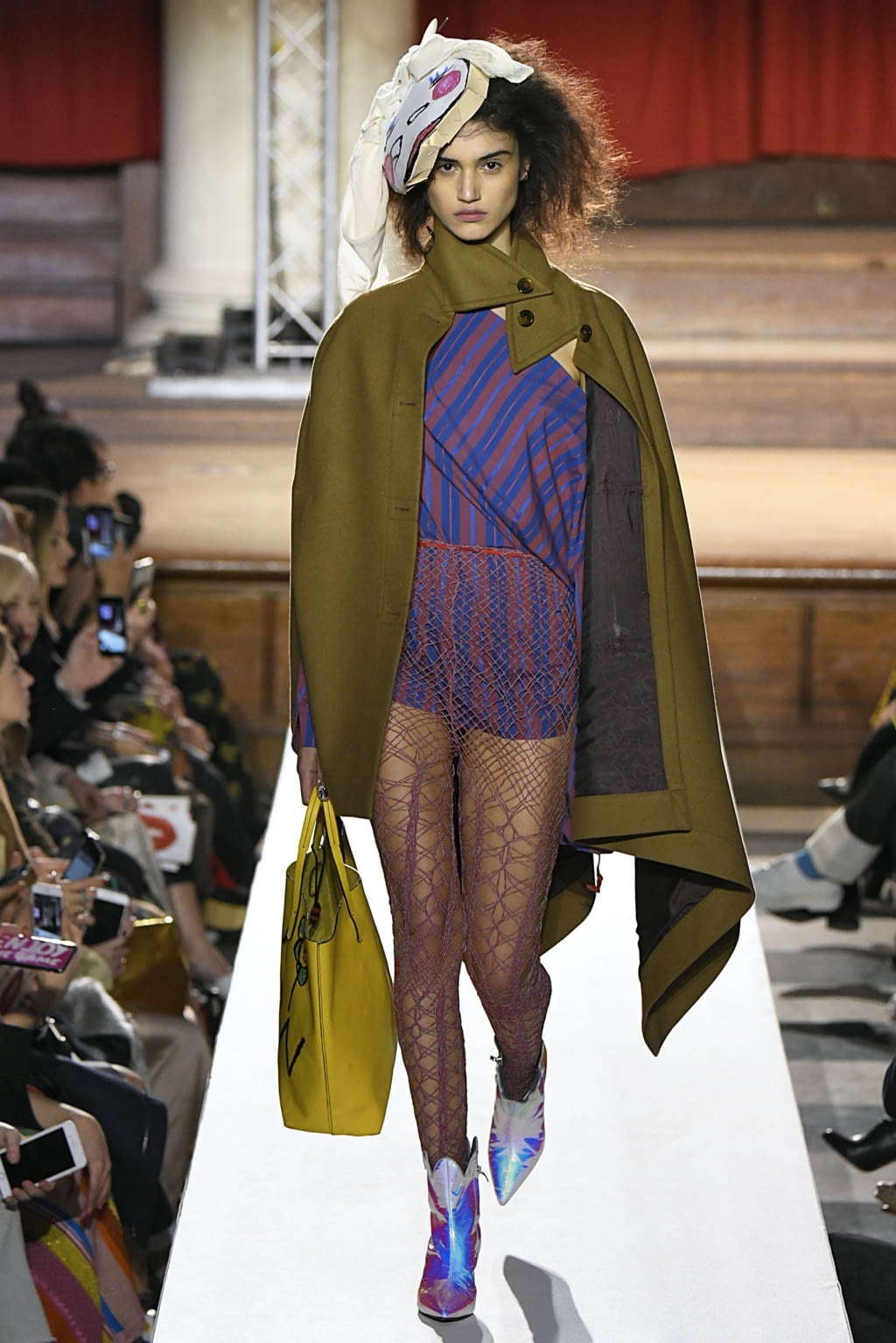 Fashion Week London Fall/Winter 2019 look 19 from the Vivienne Westwood collection 女装