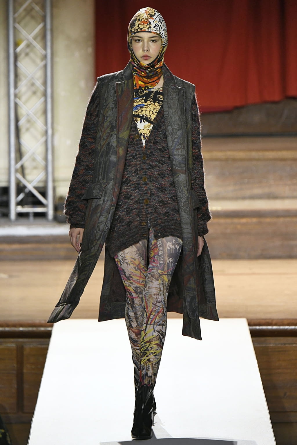 Fashion Week London Fall/Winter 2019 look 22 from the Vivienne Westwood collection womenswear