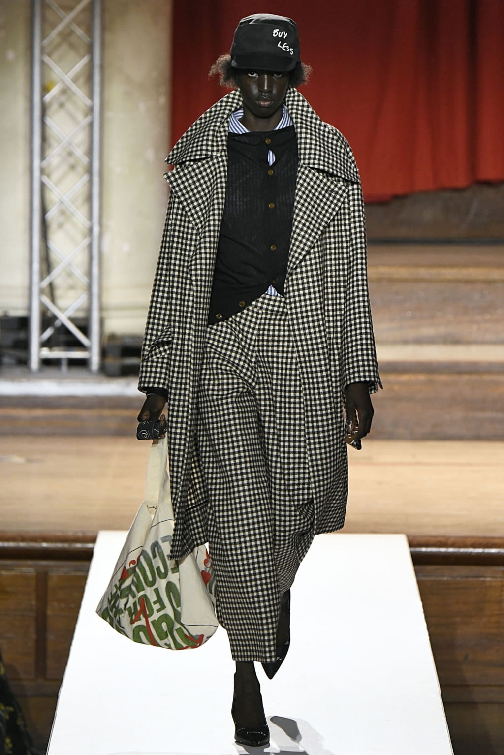 Fashion Week London Fall/Winter 2019 look 27 from the Vivienne Westwood collection womenswear