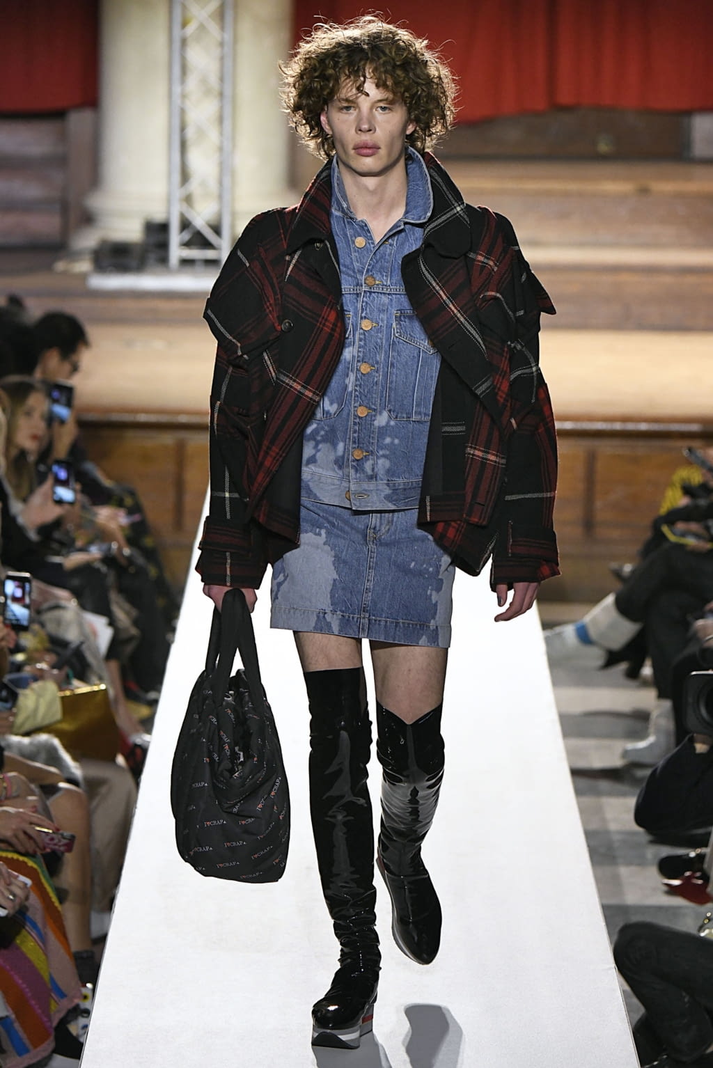 Fashion Week London Fall/Winter 2019 look 58 from the Vivienne Westwood collection 女装