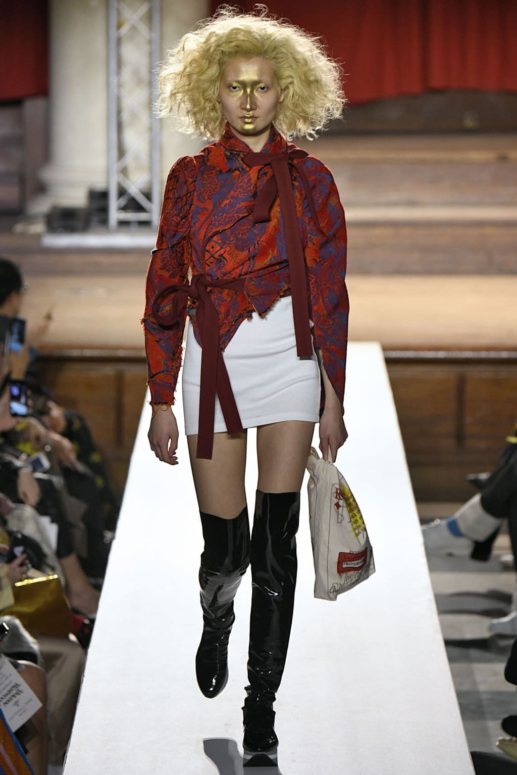 Fashion Week London Fall/Winter 2019 look 64 from the Vivienne Westwood collection 女装