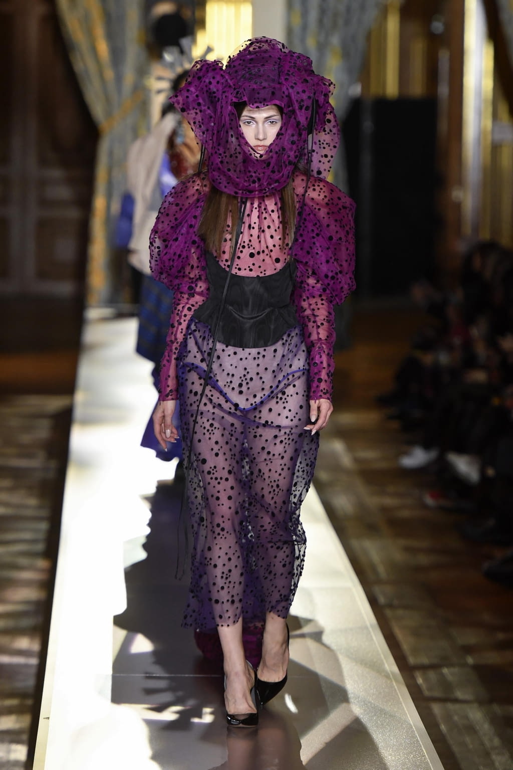Fashion Week Paris Fall/Winter 2020 look 2 de la collection Andreas Kronthaler for Vivienne Westwood womenswear