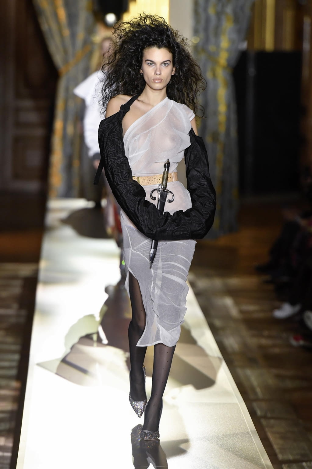 Fashion Week Paris Fall/Winter 2020 look 5 from the Andreas Kronthaler for Vivienne Westwood collection 女装