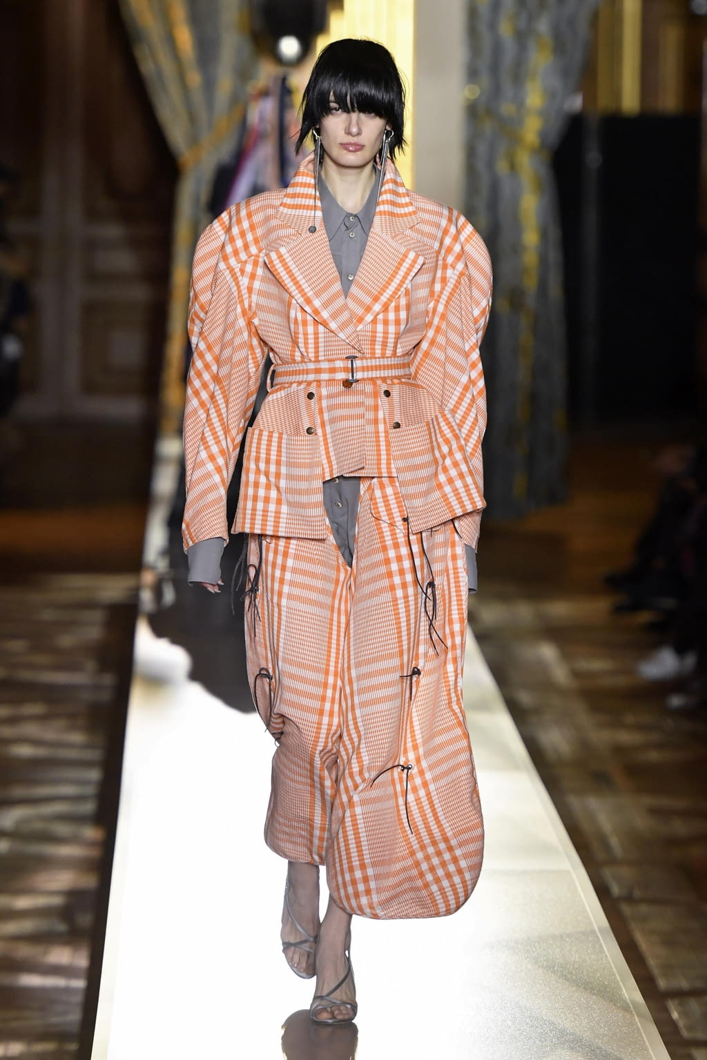 Fashion Week Paris Fall/Winter 2020 look 15 de la collection Andreas Kronthaler for Vivienne Westwood womenswear