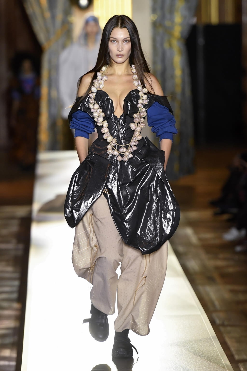 Fashion Week Paris Fall/Winter 2020 look 17 de la collection Andreas Kronthaler for Vivienne Westwood womenswear