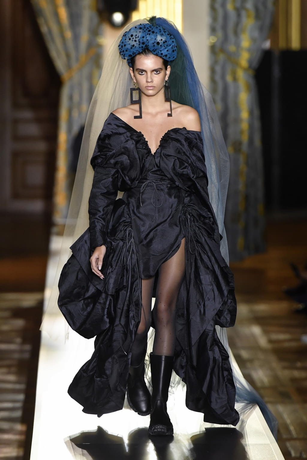 Fashion Week Paris Fall/Winter 2020 look 30 de la collection Andreas Kronthaler for Vivienne Westwood womenswear