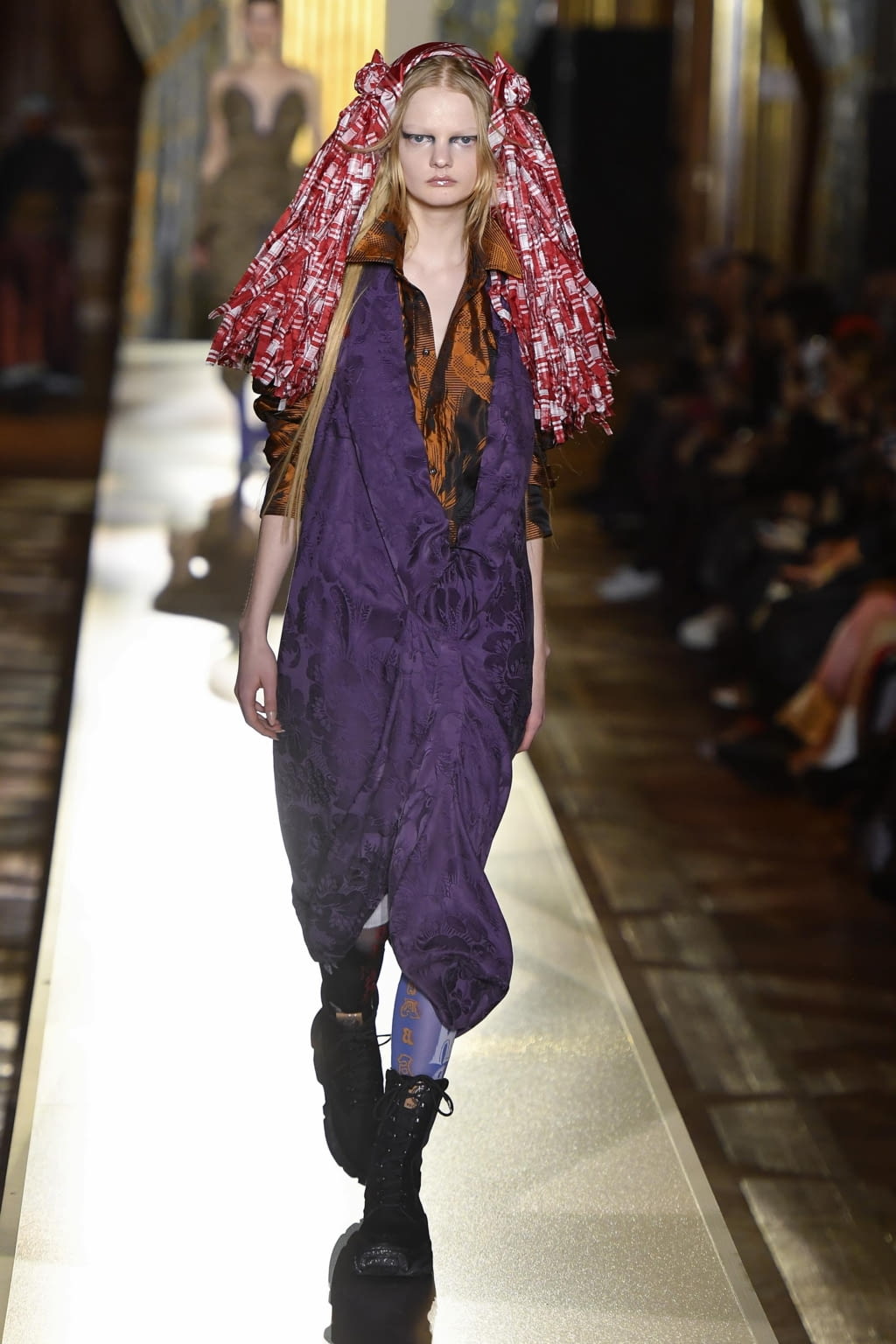 Fashion Week Paris Fall/Winter 2020 look 39 from the Andreas Kronthaler for Vivienne Westwood collection 女装