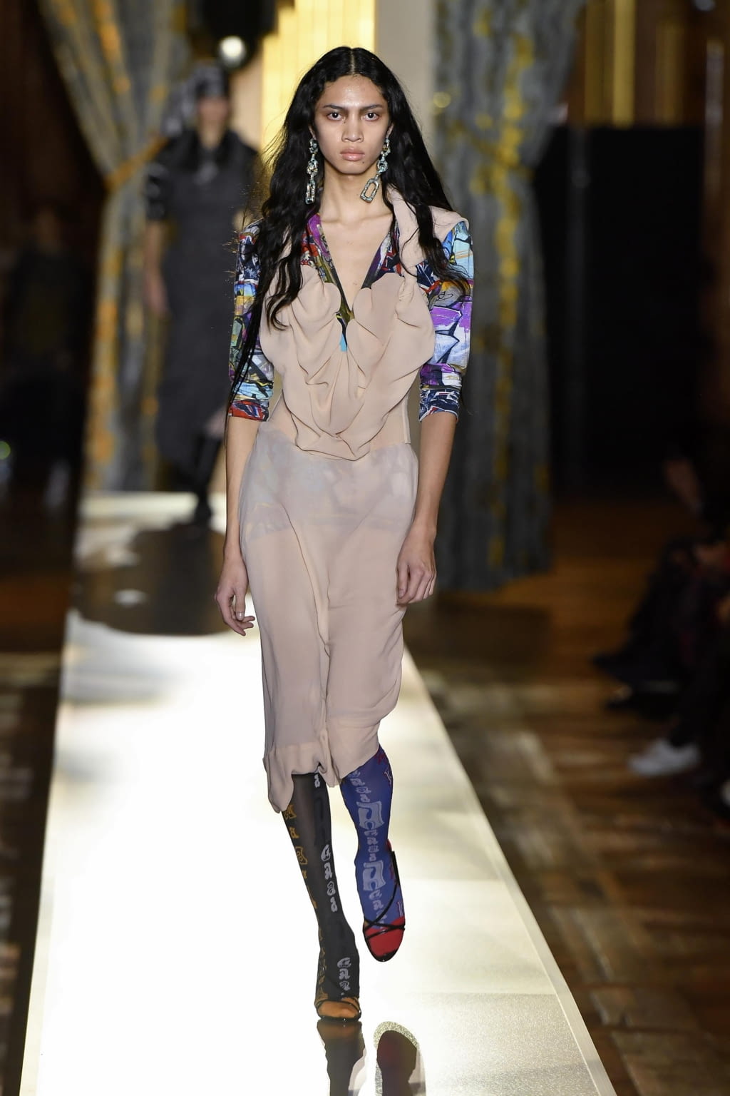Fashion Week Paris Fall/Winter 2020 look 46 from the Andreas Kronthaler for Vivienne Westwood collection 女装