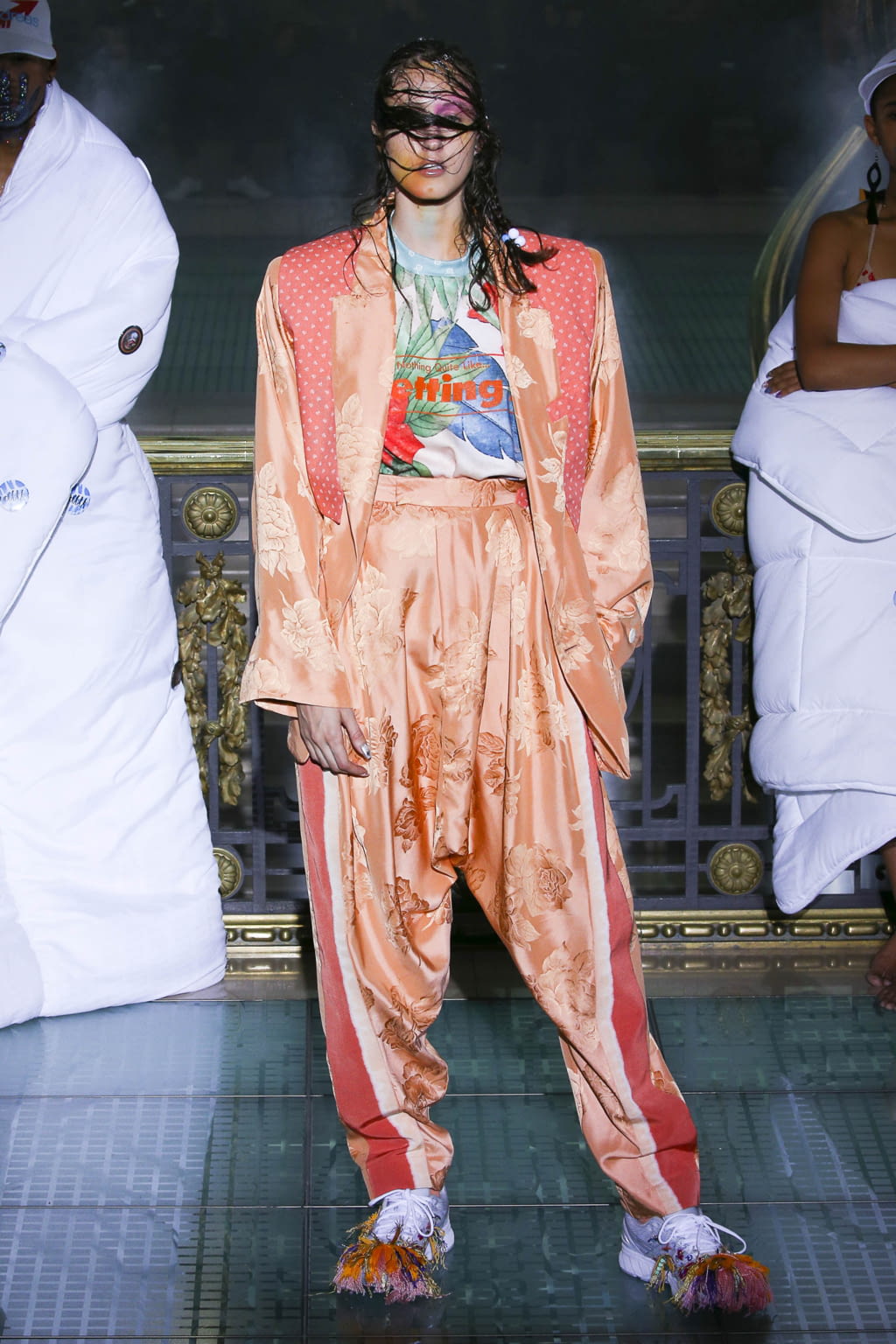 Fashion Week Paris Spring/Summer 2018 look 31 from the Andreas Kronthaler for Vivienne Westwood collection 女装