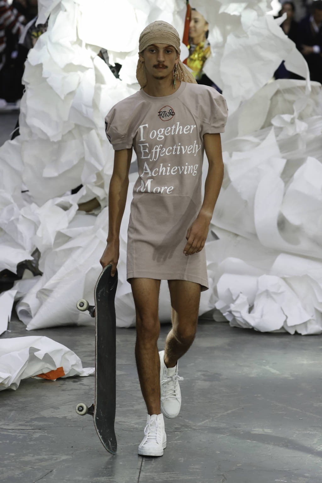 Fashion Week Paris Spring/Summer 2019 look 7 from the Andreas Kronthaler for Vivienne Westwood collection 女装