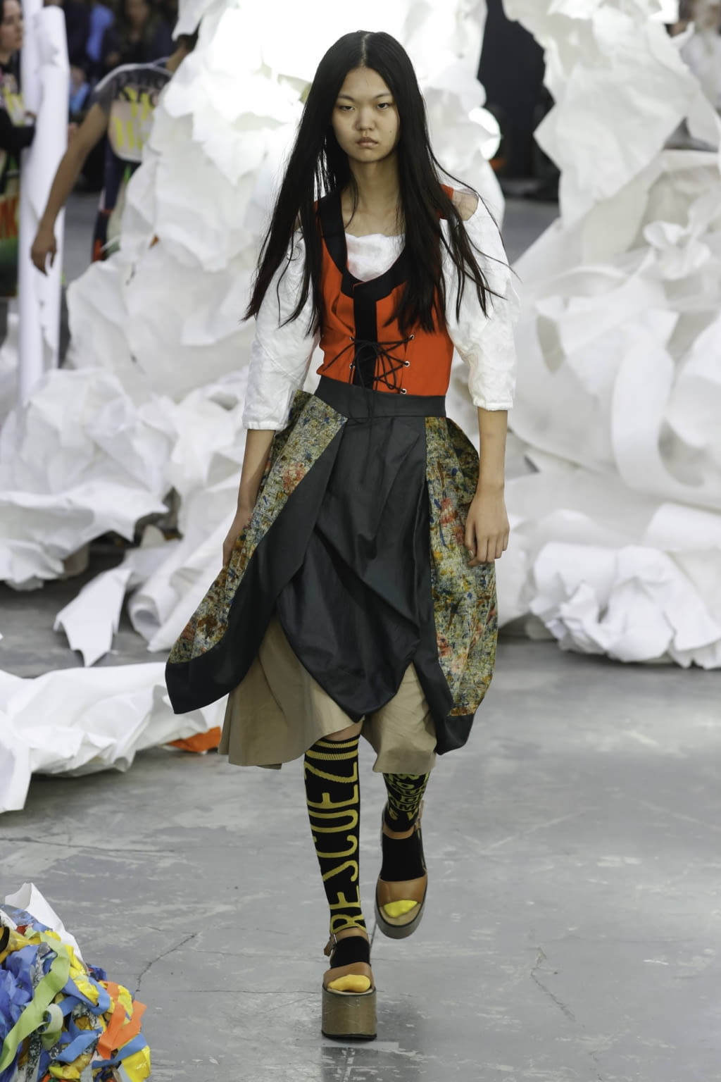 Fashion Week Paris Spring/Summer 2019 look 11 from the Andreas Kronthaler for Vivienne Westwood collection 女装