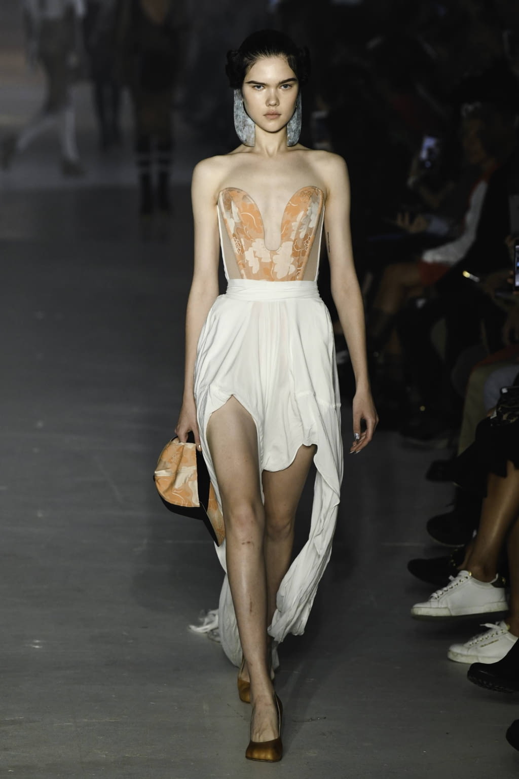 Fashion Week Paris Spring/Summer 2020 look 6 de la collection Andreas Kronthaler for Vivienne Westwood womenswear