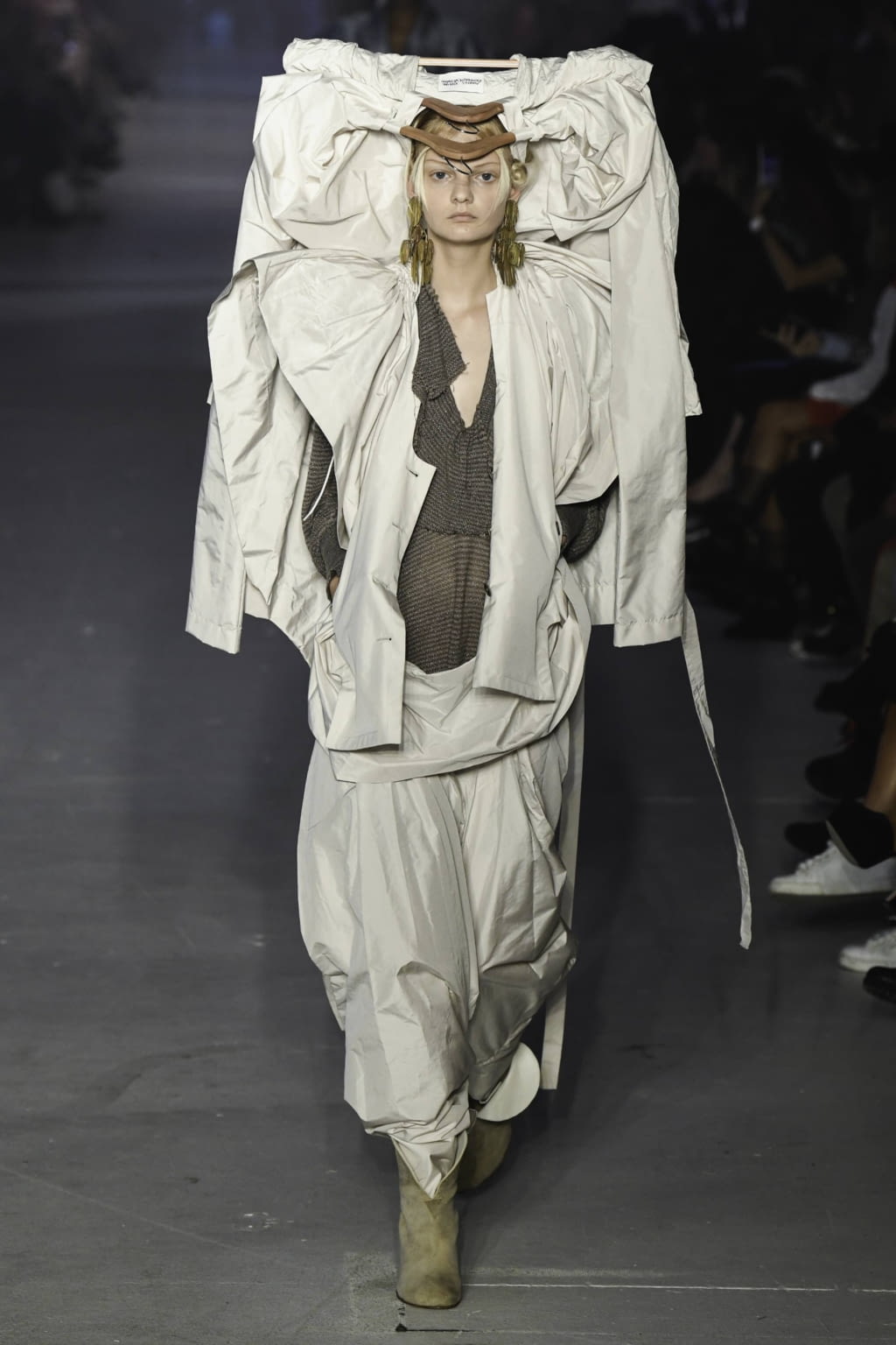 Fashion Week Paris Spring/Summer 2020 look 13 from the Andreas Kronthaler for Vivienne Westwood collection 女装