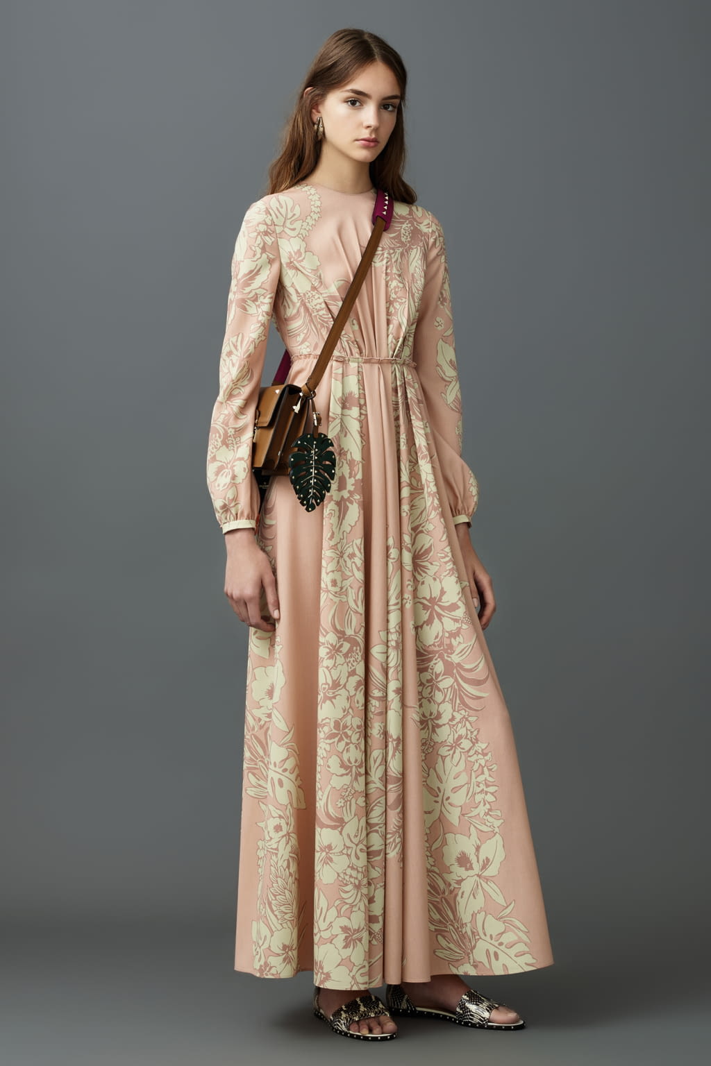 Fashion Week Paris Resort 2017 look 18 from the Valentino collection 女装