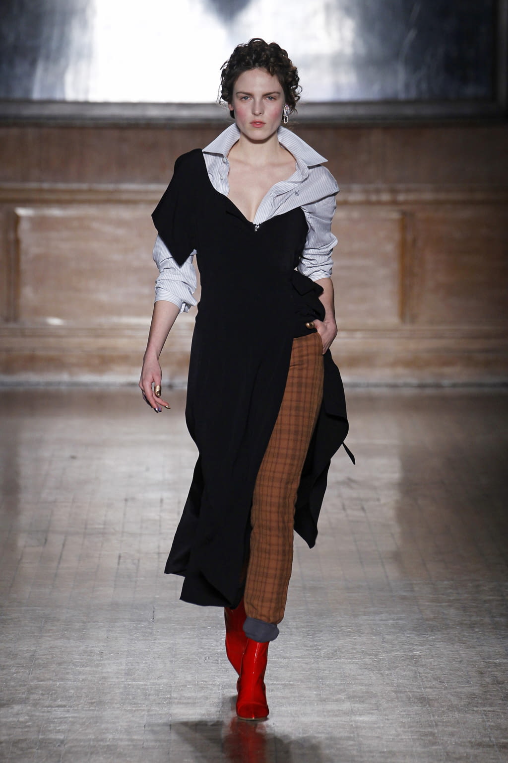 Fashion Week London Fall/Winter 2016 look 2 from the Vivienne Westwood Red Label collection 女装