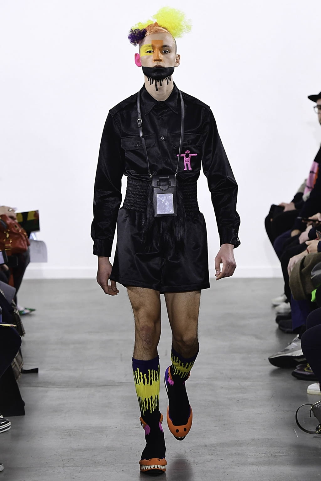 Fashion Week Paris Fall/Winter 2019 look 18 from the Walter Van Beirendonck collection 男装
