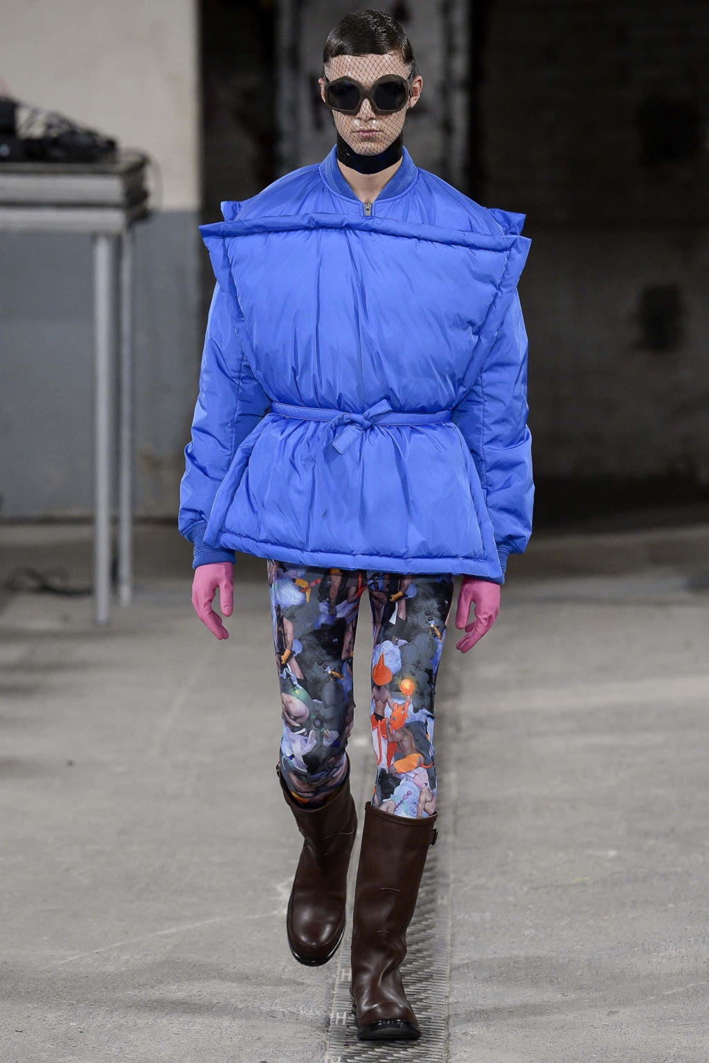 Fashion Week Paris Fall/Winter 2018 look 14 from the Walter Van Beirendonck collection 男装