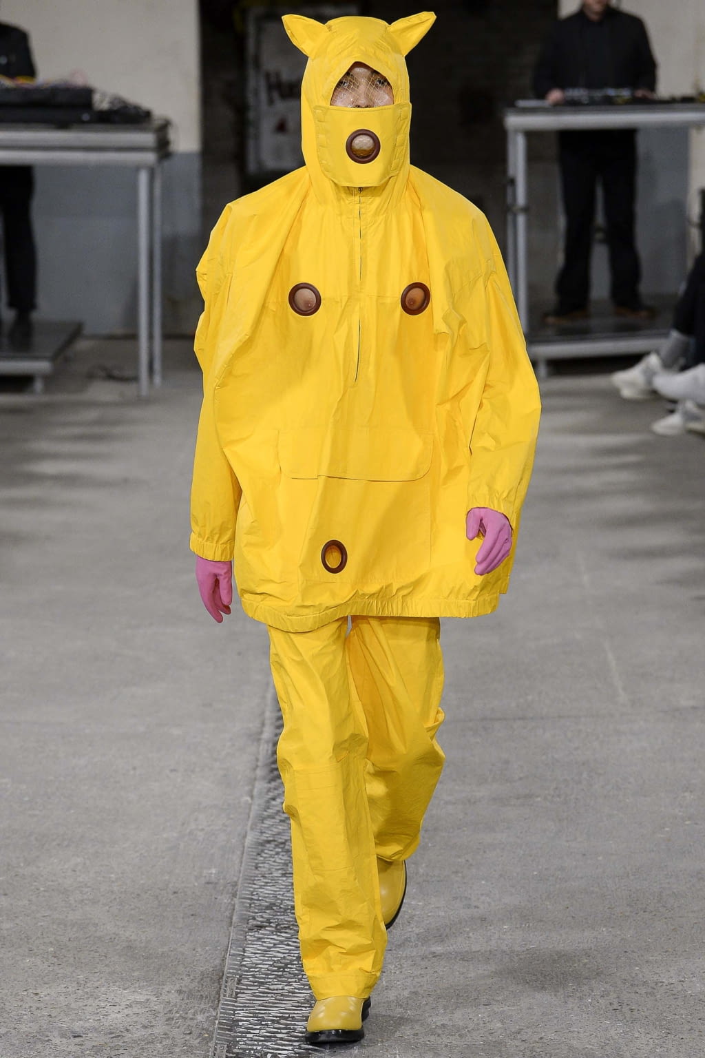 Fashion Week Paris Fall/Winter 2018 look 18 from the Walter Van Beirendonck collection menswear