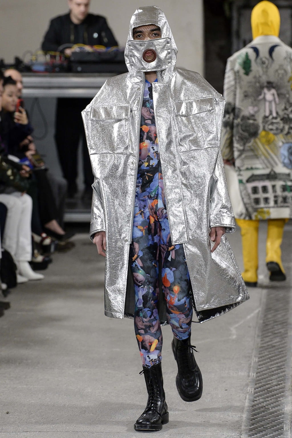 Fashion Week Paris Fall/Winter 2018 look 22 from the Walter Van Beirendonck collection 男装