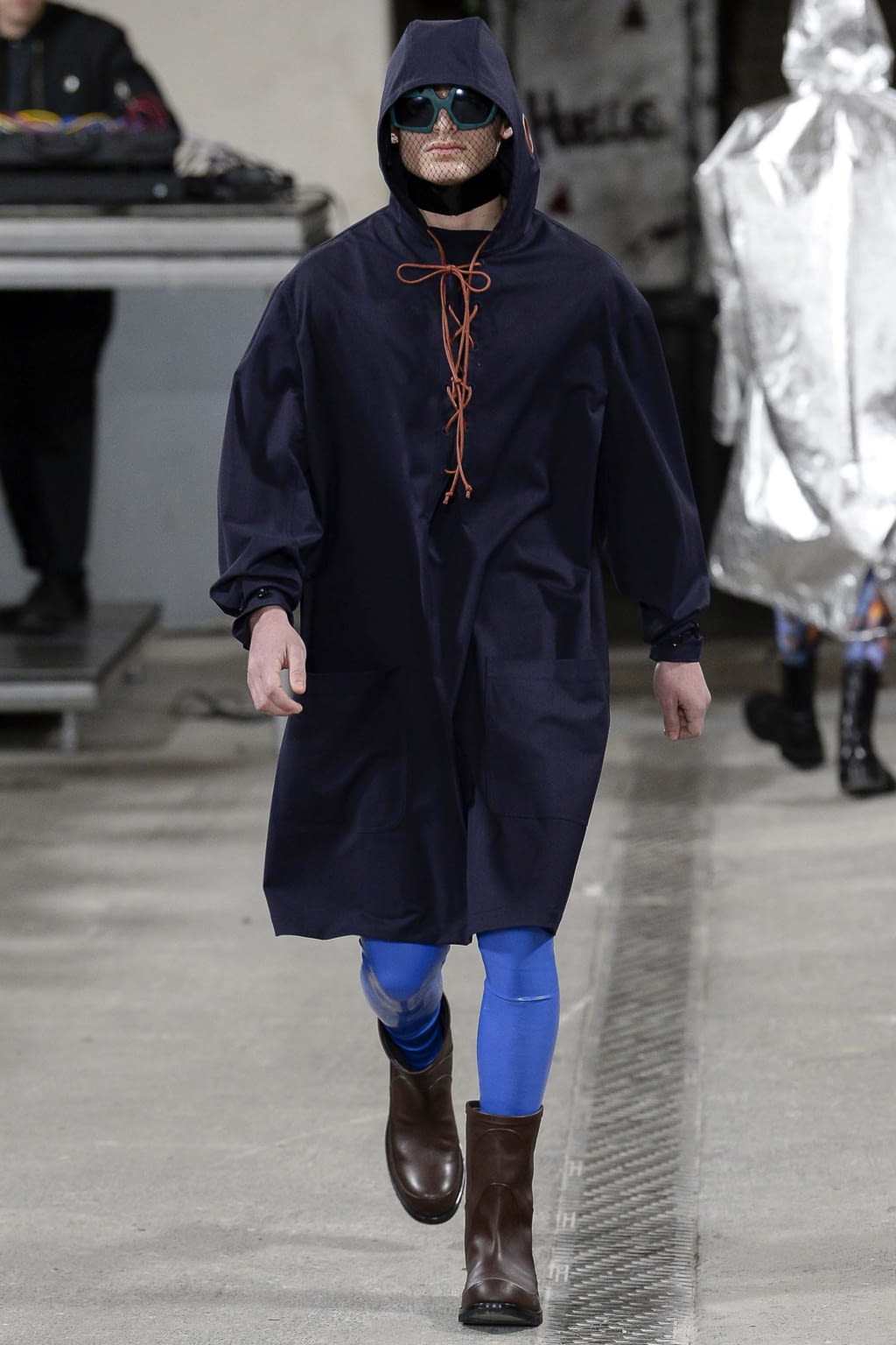 Fashion Week Paris Fall/Winter 2018 look 29 from the Walter Van Beirendonck collection menswear