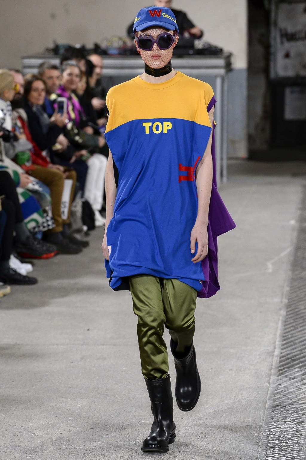 Fashion Week Paris Fall/Winter 2018 look 30 from the Walter Van Beirendonck collection 男装