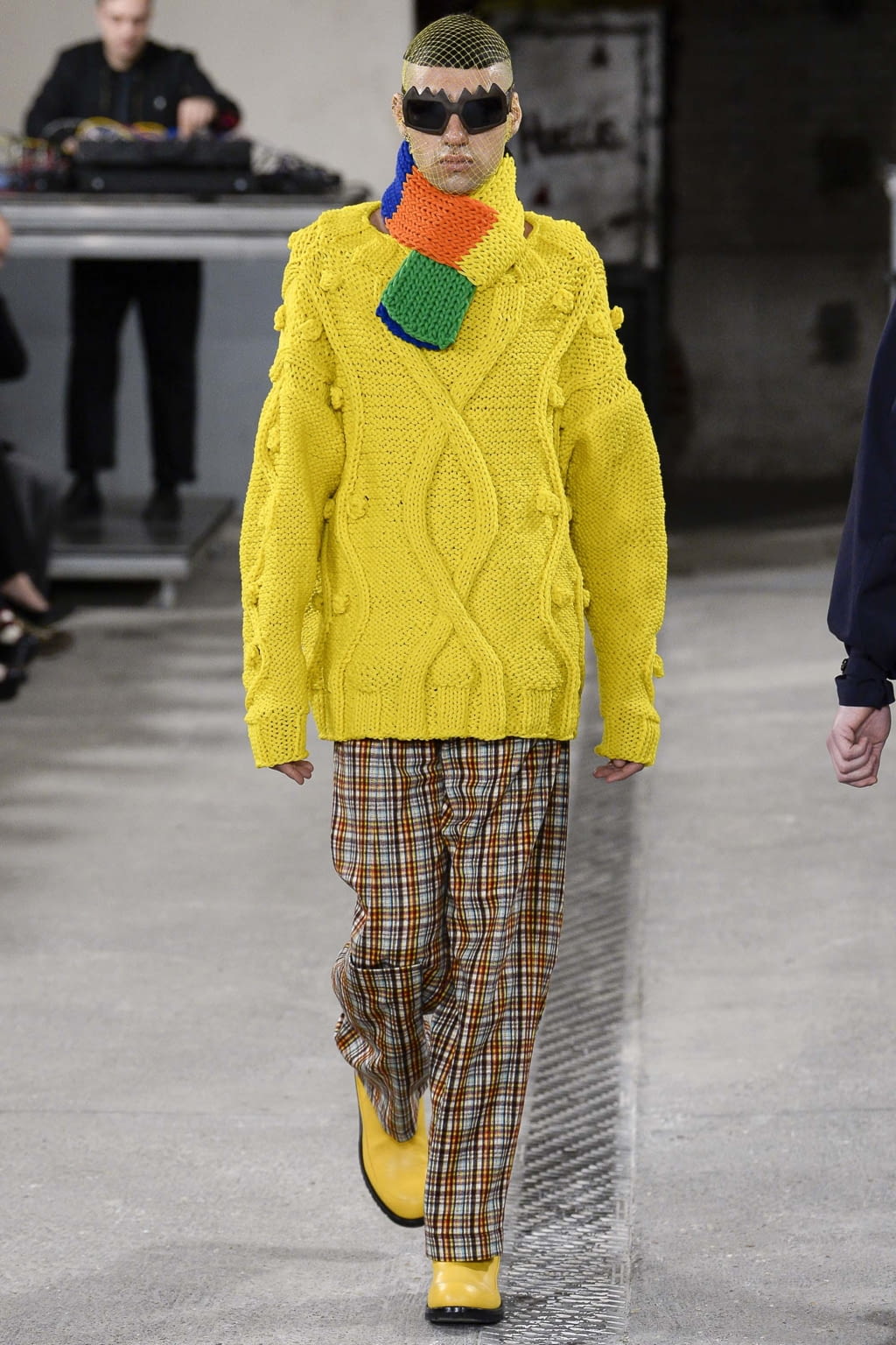 Fashion Week Paris Fall/Winter 2018 look 34 from the Walter Van Beirendonck collection 男装